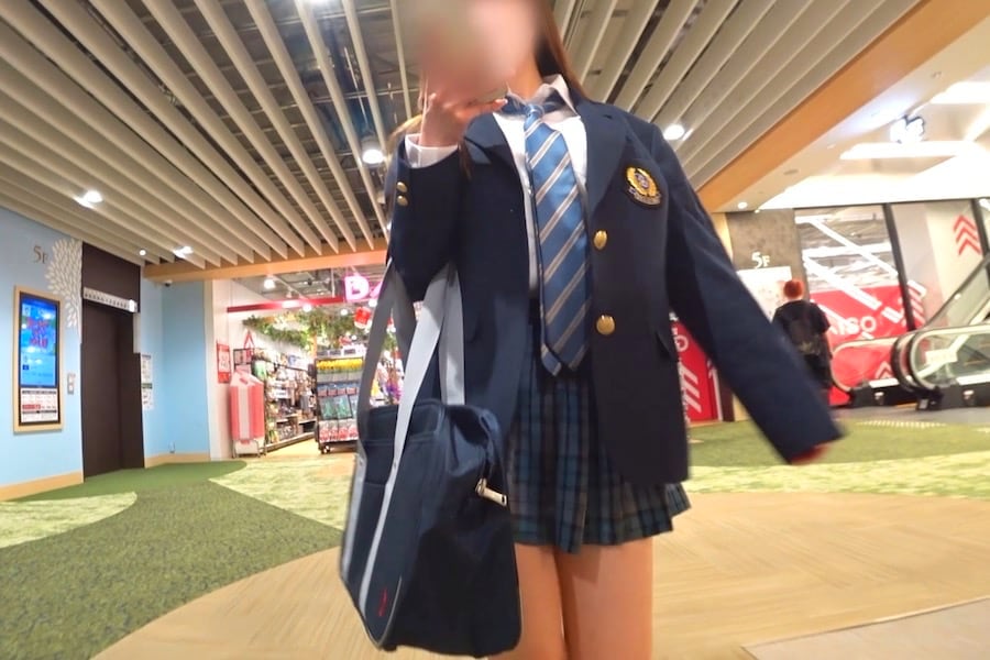 【エムオクン動画】超高画質！青チェＪ系ミニスカ制服シロウト女子をショッピングセンター内で盗撮風に楽しむ！