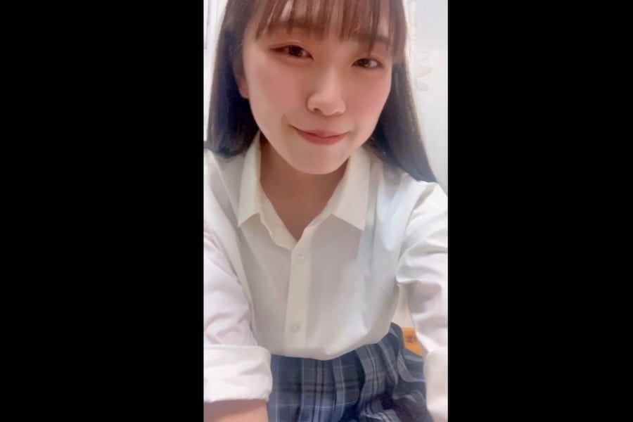 【無修正エムオクンエロ動画】レジェンド再び降臨！大人気シロウトＳＳ級美少女！今回はＪ系青チェ制服！半脱ぎになってパンツｏｎミニ電マ当てオナニー！縦画面◎