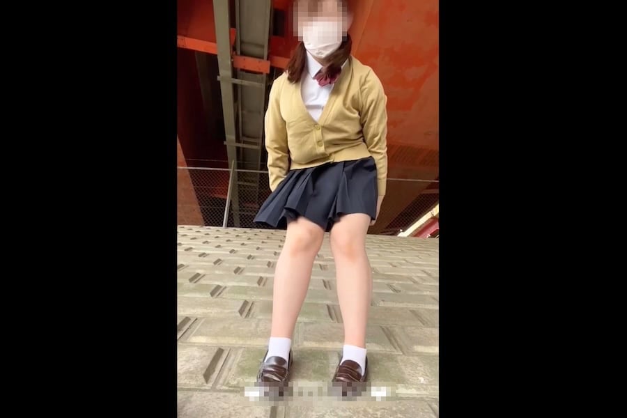 【エムオクン動画】自称現役のＪ系ミニスカ制服シロウト女子が高架下河川敷でドキドキの野外露出ディルドＭ字オナニー！